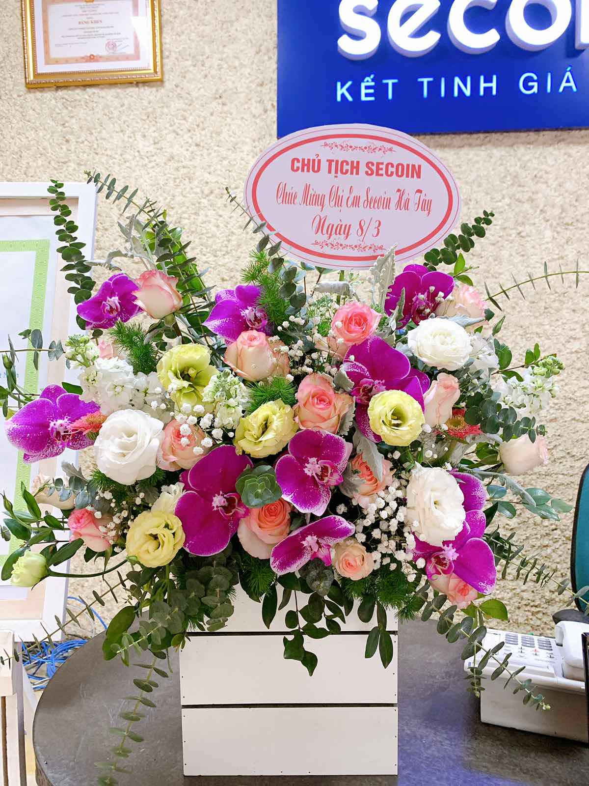 Chủ tịch Secoin gửi hoa chúc mừng Ngày Quốc tế Phụ nữ