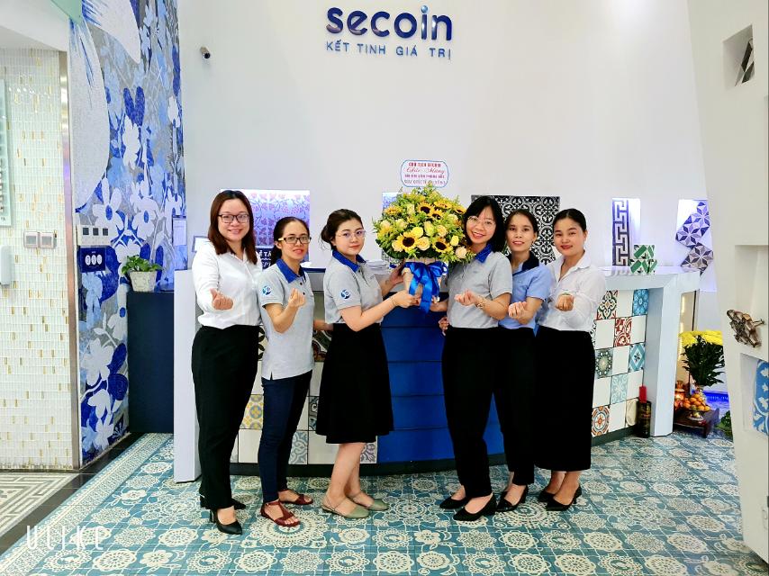 Chủ tịch Secoin gửi hoa chúc mừng Ngày Quốc tế Phụ nữ
