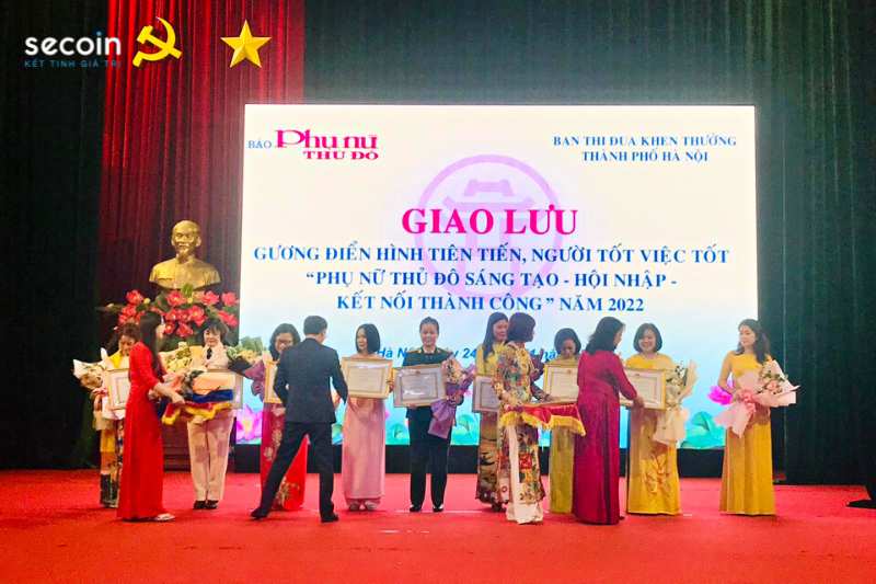 Bà Đinh Hoài Giang - Tổng giám đốc Secoin vinh dự đón nhận Bằng khen “Phụ nữ Thủ đô Sáng tạo - Hội nhập - Kết nối thành công” năm 2022