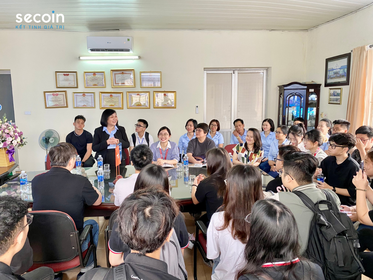Cán bộ,sinh viên trường Temasek Polytechnic (Singapore) và Đại học Bách khoa Hà Nội tham quan nhà máy Secoin Hưng Yên