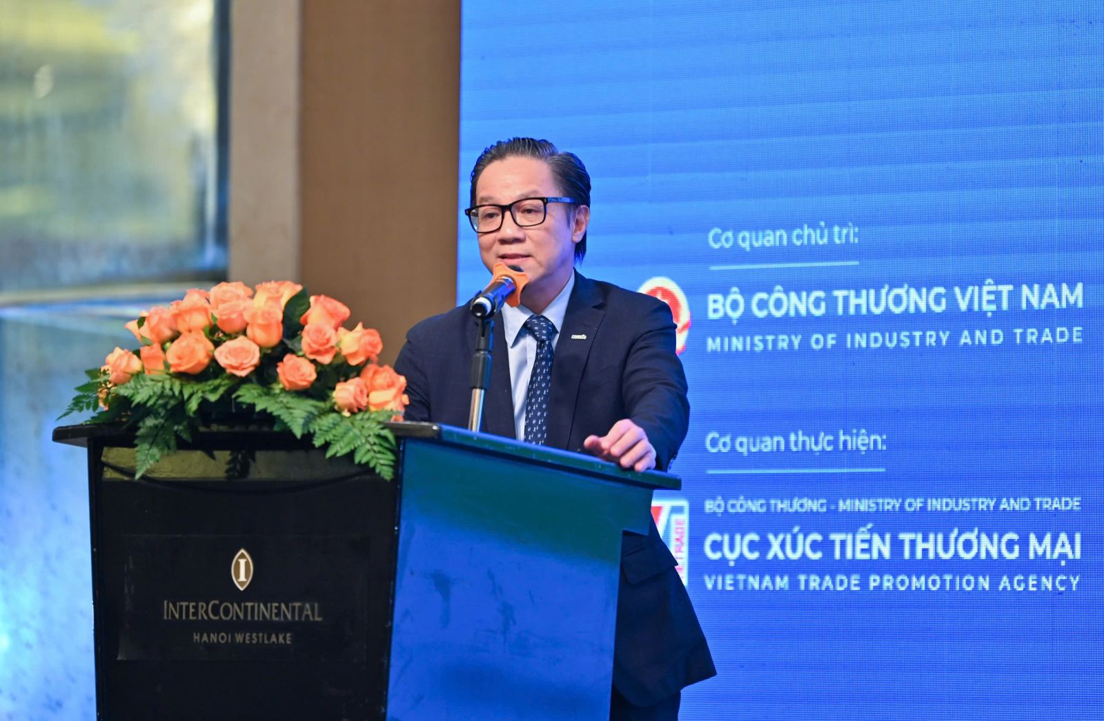 Ong Dinh Hong Ky trinh bay tham luan