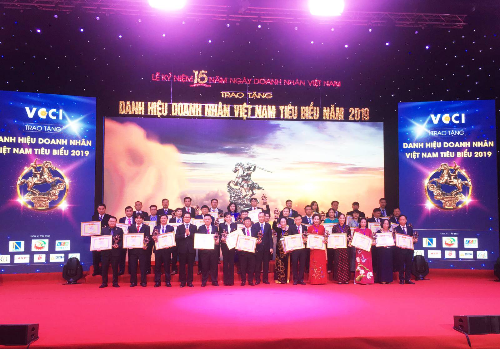 Chairman Dinh Hong Ky was awarded the title of Vietnam Entrepreneur of 2019 by VCCI