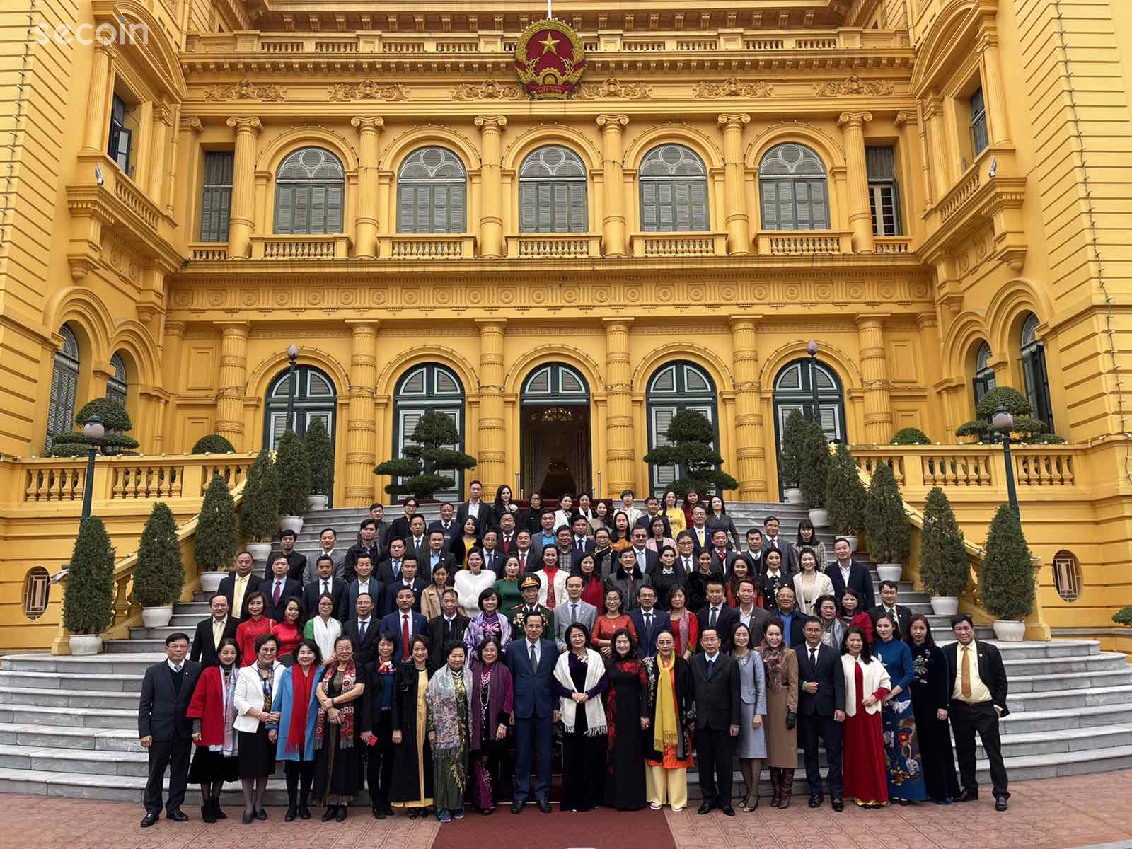 Ms. Dinh Hoai Giang - Vice Chairman of Secoin took photo at the Presidential Palace